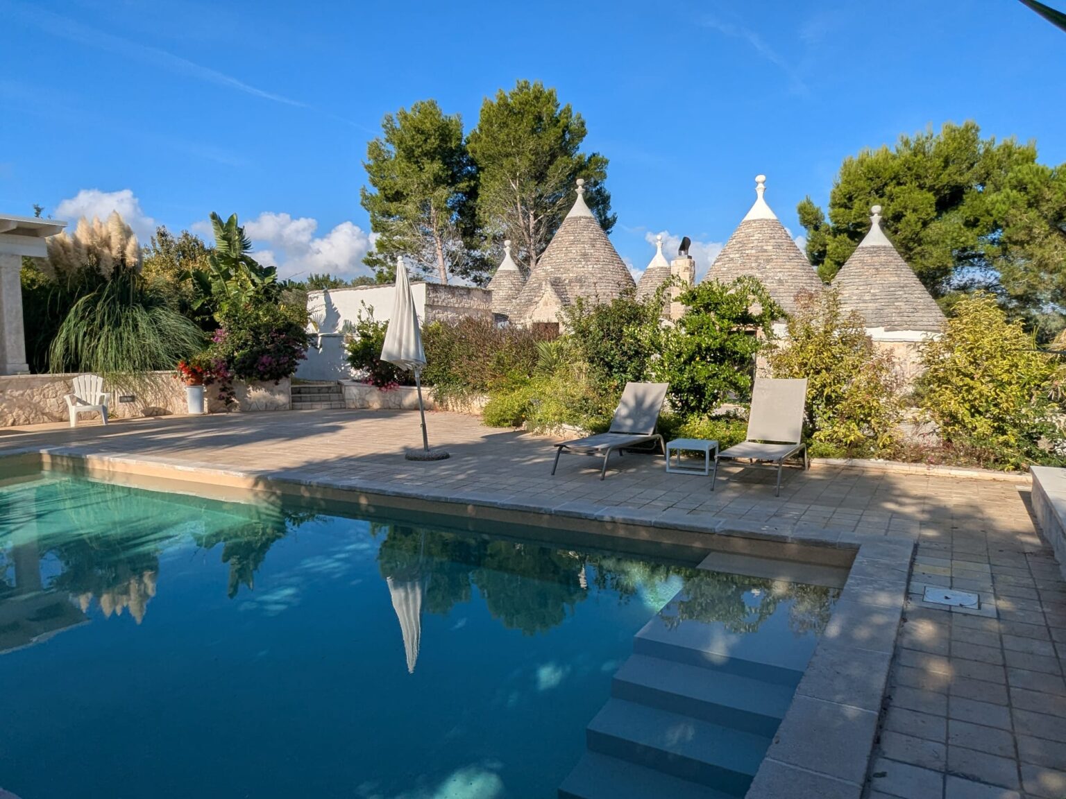 Piscina del Trullo Bosco Libero a Ostuni con area relax immersa nella natura, ideale per vacanze in trullo in Puglia